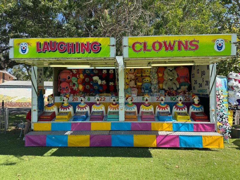 Laughing Clowns sideshow game